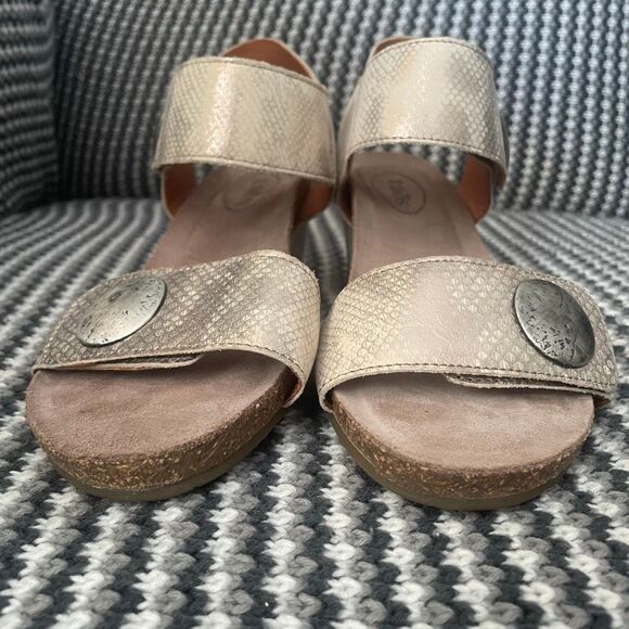 Taos carousel 2 gold sandal wedge heel women’s shoe size 9-9.5 - Picture 4 of 10